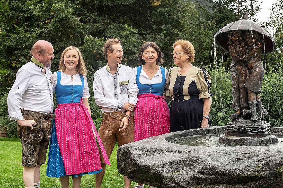 Lächelnde Gastgeber des Naturhotel Alpenblick im Hotelgarten