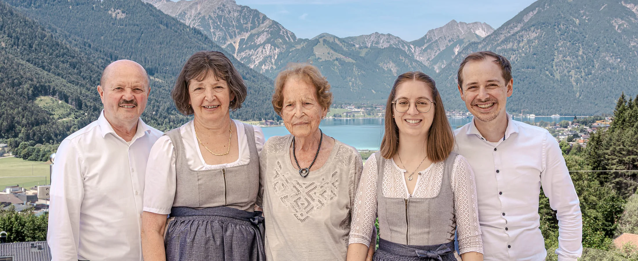 Bild der Gastgeber im Sommer mit Achensee im Hintergrund