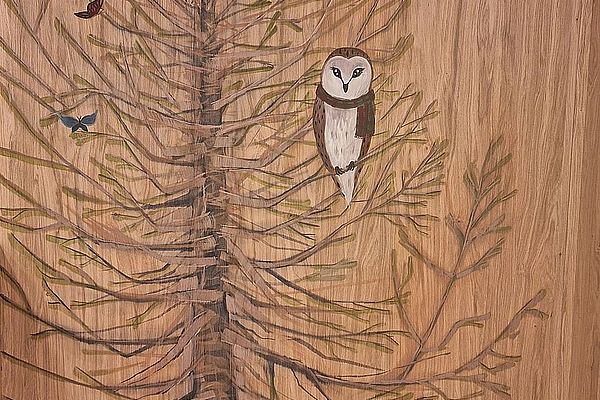 Gemalter Baum mit Eule im Schal, Vögeln, Schmetterlingen und Fliegenpilzen auf Holz