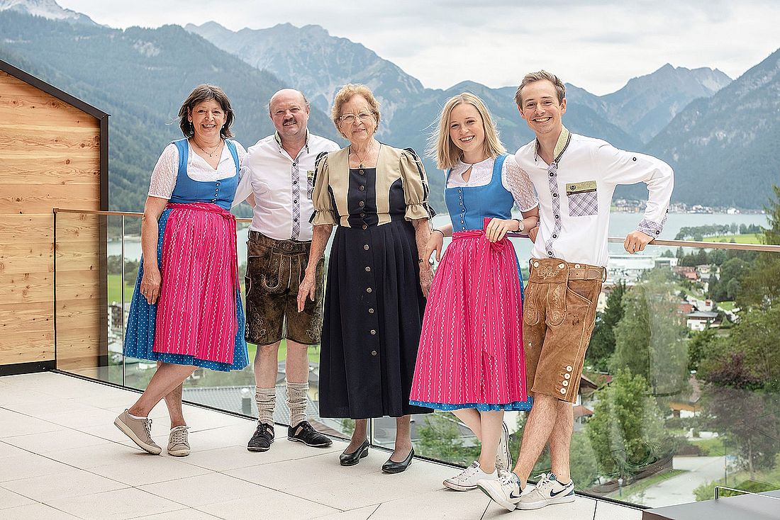 Gastgeber des Naturhotel Alpenblick auf der Hotelterrasse