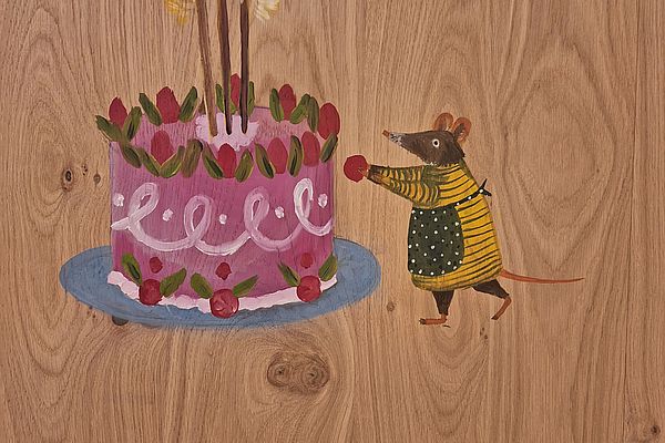 Gemalte Maus in Kleidung bringt Beere zu rosa Geburtstagstorte mit Kerzen auf Holz